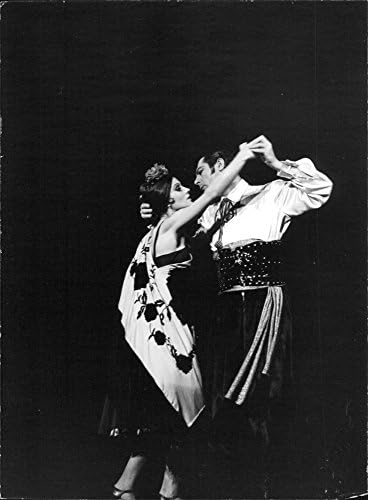 Vintage fotografija Marcella Vincenza Domenica Mastroiannija koji pleše sa ženom.