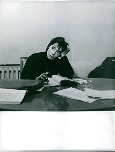 Vintage fotografija Tatjane Samoilove koja razmišlja tokom pisanja.