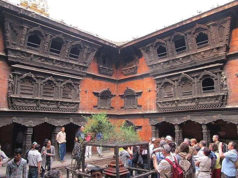 Ručno izrađen okvir za fotografije čvrsti drveni Trostruki okvir 16,5 X 9,5 inča Ankhi Jhyal Nepalska Antikna arhitektonska izvrsnost ukrašena dekoracija kuće vintage prozor okvir za fotografije ručno rađen u Nepalu