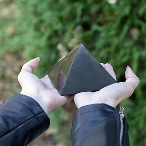 Heka Naturals polirani shungitni black kameni piramida od 3 | 4 inčni - Decre Decor shungtitni kamen za dom
