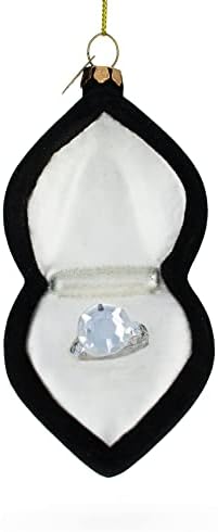 Dijamantni prsten unutar božićnog ukrasa