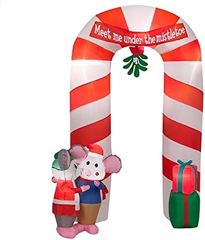 Gemmy Airblown miš par stoji pored Candy Cane Archway sa visećim imela poklone i baner-odmor ukras, 9 metara visok