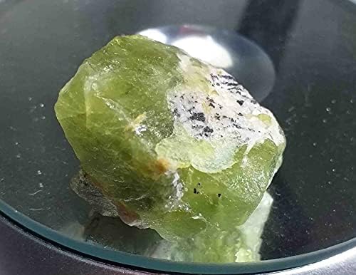 Veliki 142CT svi prirodni, neobrađeni zeleni beryl kristalni sa inkluzijama crnog turmalina. Za omotavanje