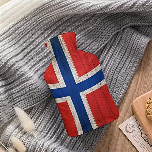 Norveška zastava na grunge drvenu tople vode s kratkim plišanim poklopcem gumenim toplim bocama za