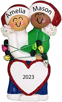 Personalizirani par za prvi Božićni Ornament 2022 - prvi Božić zajedno Ornament 2022 - Afroamerikanac upleten u prava svjetla ukras za par 2022 - besplatno prilagođavanje